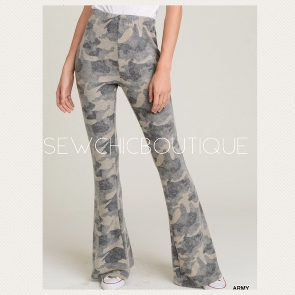 Ultra Soft Camouflage Flared Leggings - Picture 3 of 4